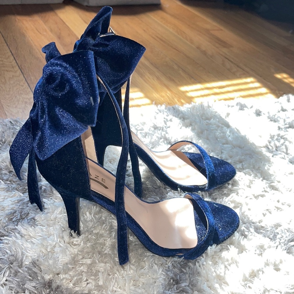Navy velvet bow pumps